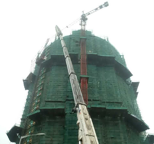 围场吊车在工地上作业